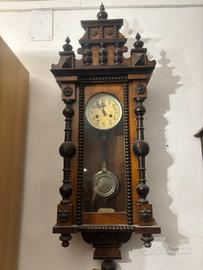 Antico orologio a pendolo da parete in legno