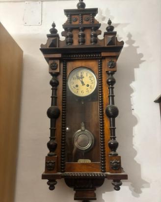 Antico orologio a pendolo da parete in legno