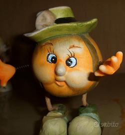 Statuina a forma di zucca.