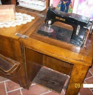 Antica macchina da cucire con mobile contenitore