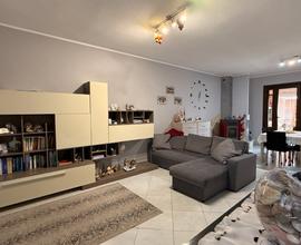 Villa a schiera con cortile fronte retro