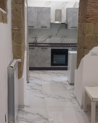 Appartamentino con utenze Chiaia