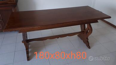 TAVOLO IN LEGNO CON SEDIE