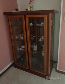 Vetrina in legno con ante e fianchi in vetro
