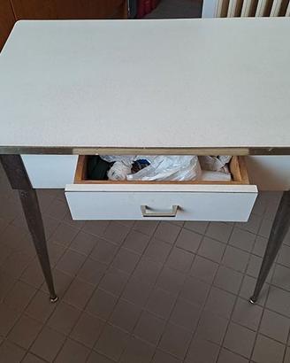 tavolino bianco da cucina