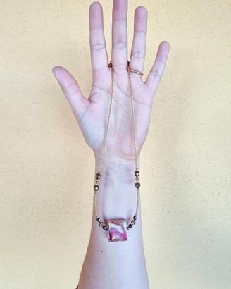 Collana stile retro con pietra rosa 