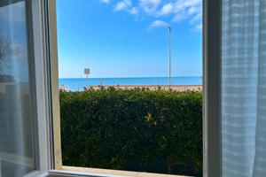 Piano terra fronte mare, posto auto