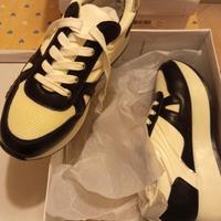 2 Paia di scarpe sportive numero 37