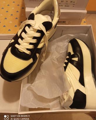 2 Paia di scarpe sportive numero 37