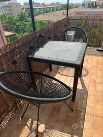 Tavolo da esterno + 2 sedie in rattan – 100€