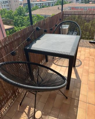Tavolo da esterno + 2 sedie in rattan – 100€