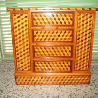 Cassettiera intarsiata