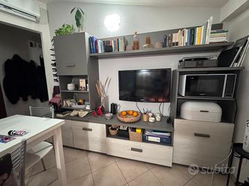 Parete attrezzata grigia