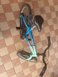 Bicicletta bambino/a tenuta bene