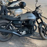 Moto Guzzi V7 stone