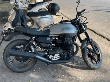 Moto Guzzi V7 stone