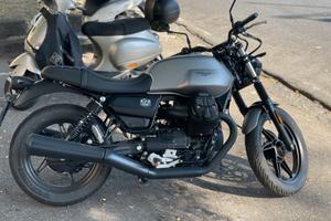 Moto Guzzi V7 stone