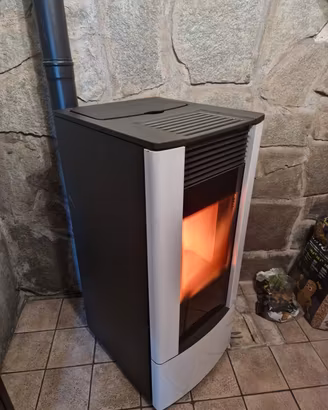 Stufa a pellet Nobis Lisa 10 C potenza 10,5 kw