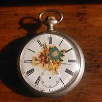 Orologio antico meccanico danneggiato 