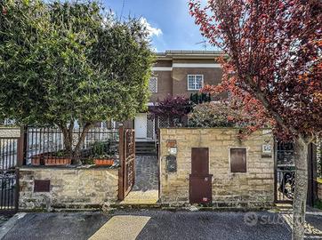 Villa di 180 m² con più di 5 locali e box auto a R