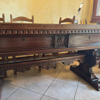 Elegante tavolo da pranzo in legno