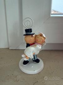 Coppia sposi statuina matrimonio porta foto