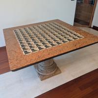 Tavolo in marmo con intarsio geometrico