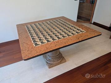 Tavolo in marmo con intarsio geometrico