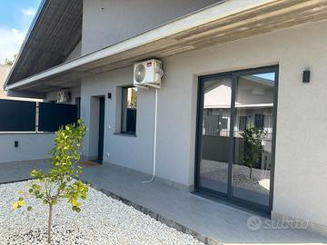 Villa angolare nuova con spazio esterno