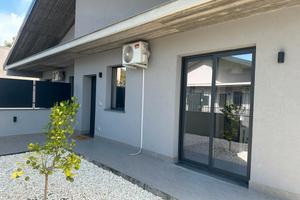 Villa angolare nuova con spazio esterno