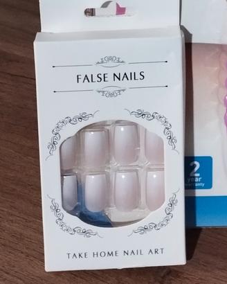 Unghie finte effetto sfumato rosa e bianco