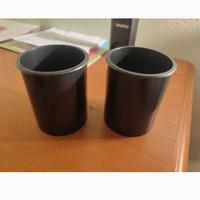 due portapenne in plastica nera 