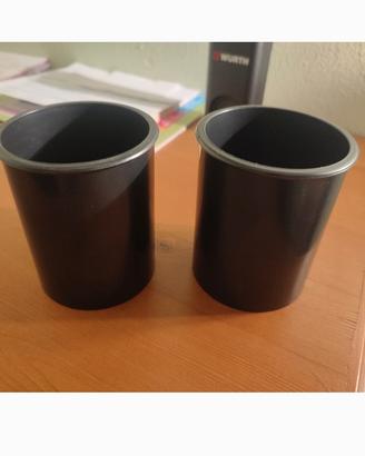due portapenne in plastica nera 