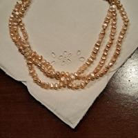 Collana bigiotteria con perle rosate.