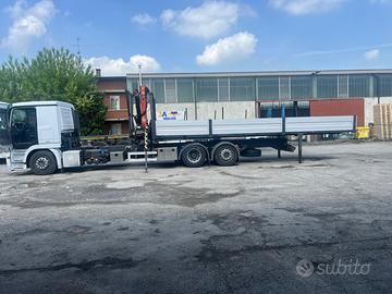 Autocarro scarrabile con cassa gru
