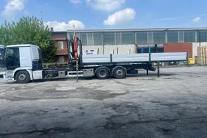 Autocarro scarrabile con cassa gru