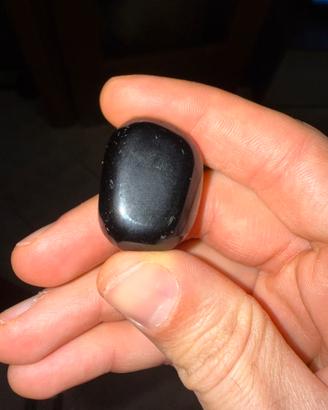 Pietra naturale ossidiana o Shungite o agata?
