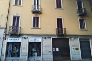 Bilocale con stanza, cucina e soggiorno/ studio