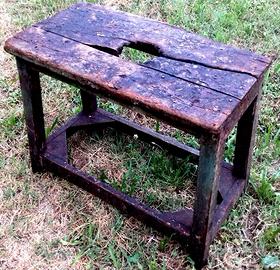 Antico sgabello da ciabattino