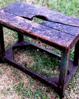 Antico sgabello da ciabattino