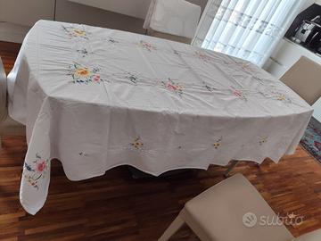tovaglia da 12 in lino ricamato 