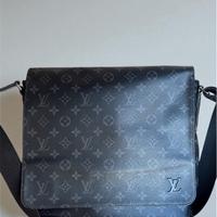 Postina Louis Vuitton modello District Monogram