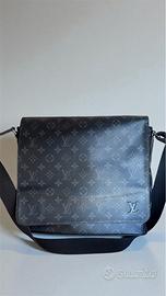 Postina Louis Vuitton modello District Monogram