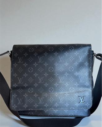 Postina Louis Vuitton modello District Monogram