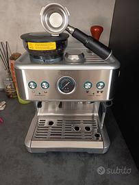 macchina da caffé con macina caffé  e monta latte