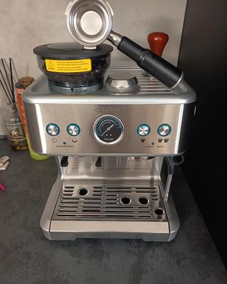 macchina da caffé con macina caffé  e monta latte