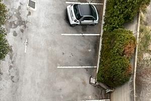 Posto auto non coperto protetto da cancello