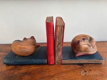Coppia di fermalibri in legno