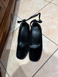 Décolleté nere in velluto con cinturino