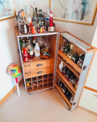 Mobile Bar / Porta Bottiglie a baule su ruote .